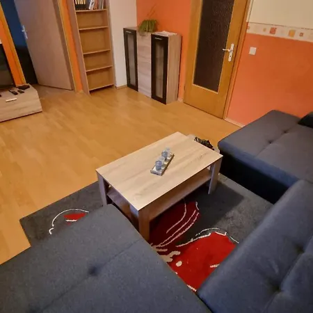 Und In Apartment *